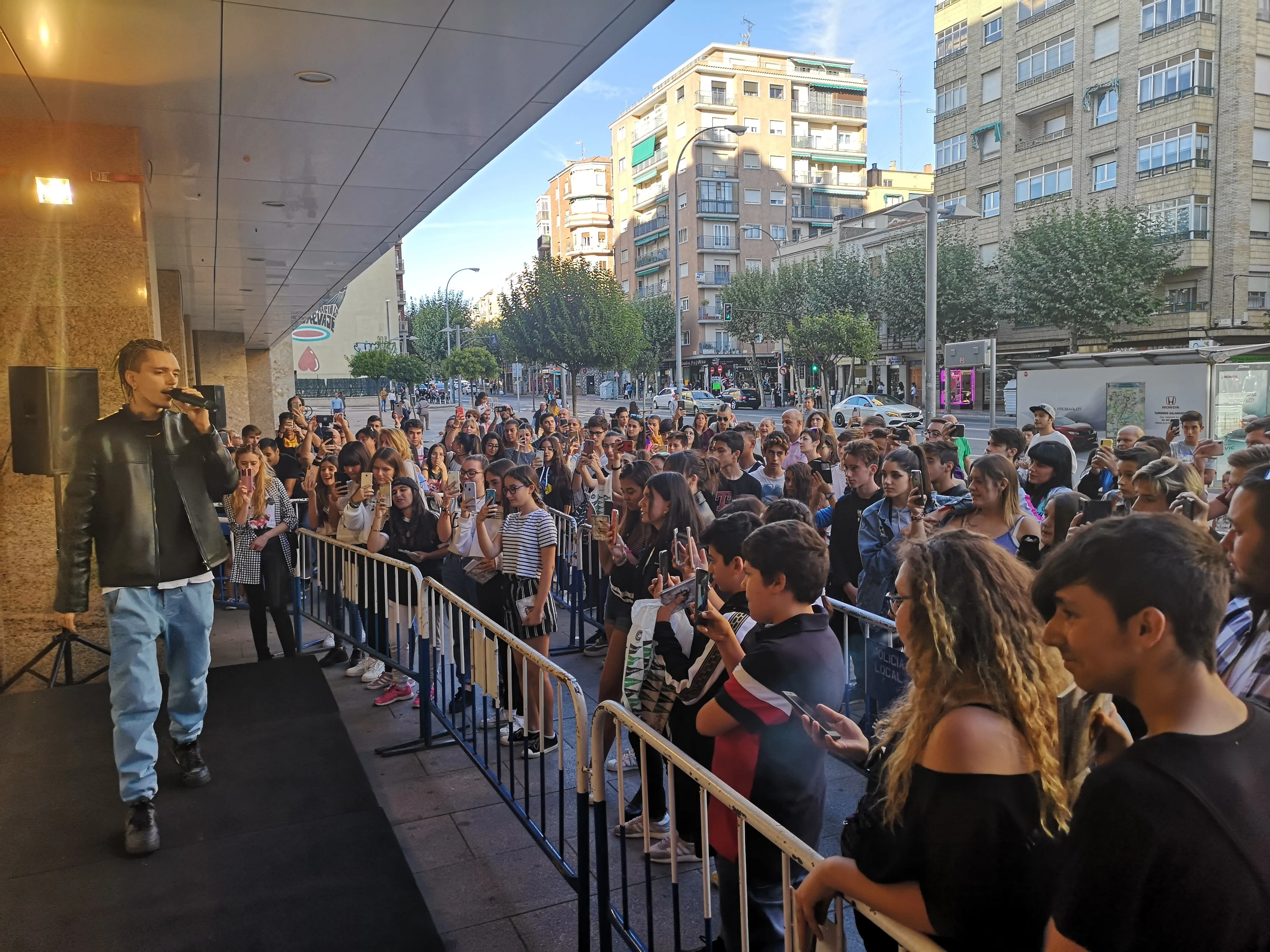 Foto 10 - Los m&aacute;s j&oacute;venes se rinden a Blake en su firma de discos en El Corte Ingl&eacute;s