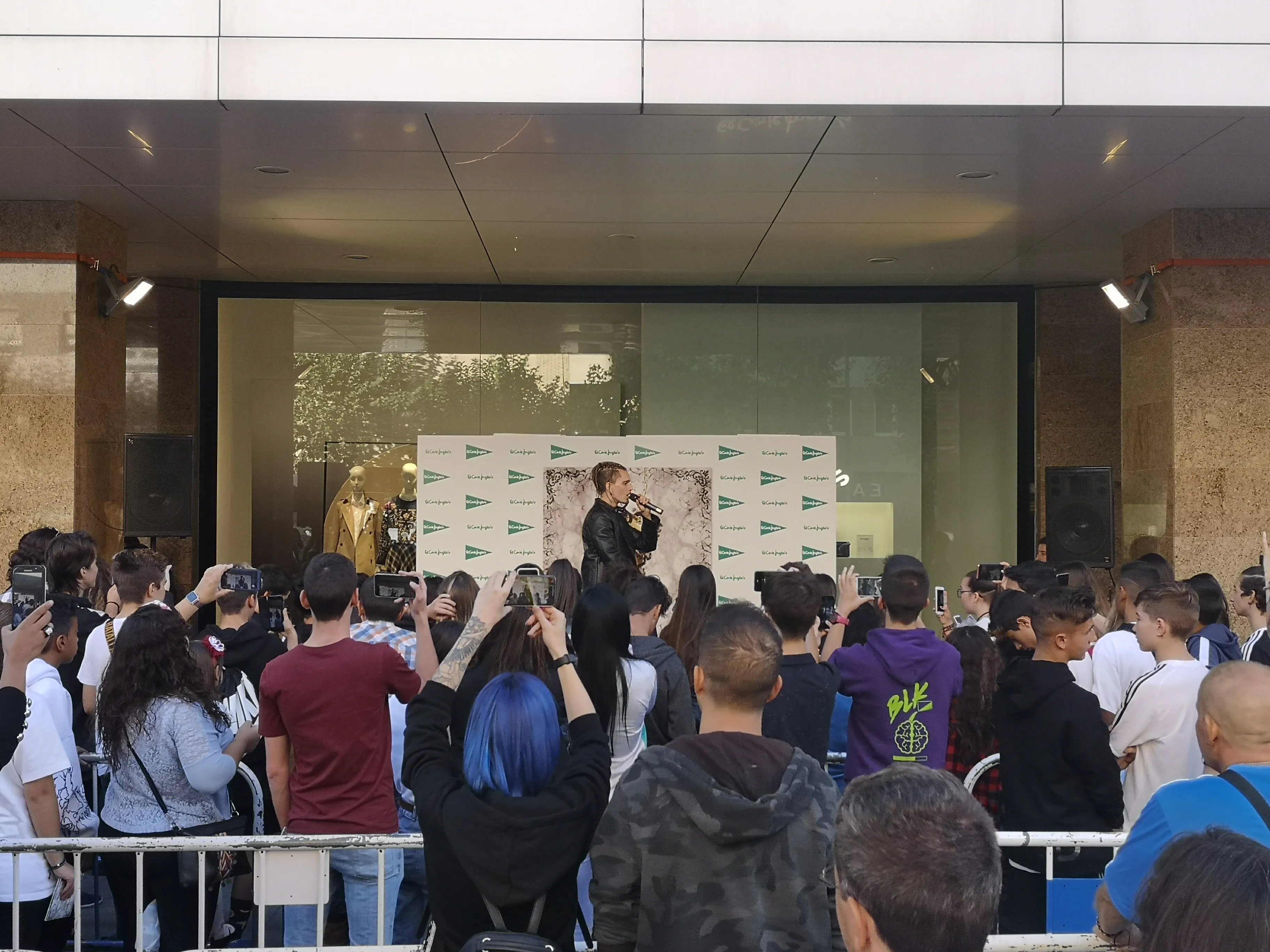 Foto 9 - Los m&aacute;s j&oacute;venes se rinden a Blake en su firma de discos en El Corte Ingl&eacute;s