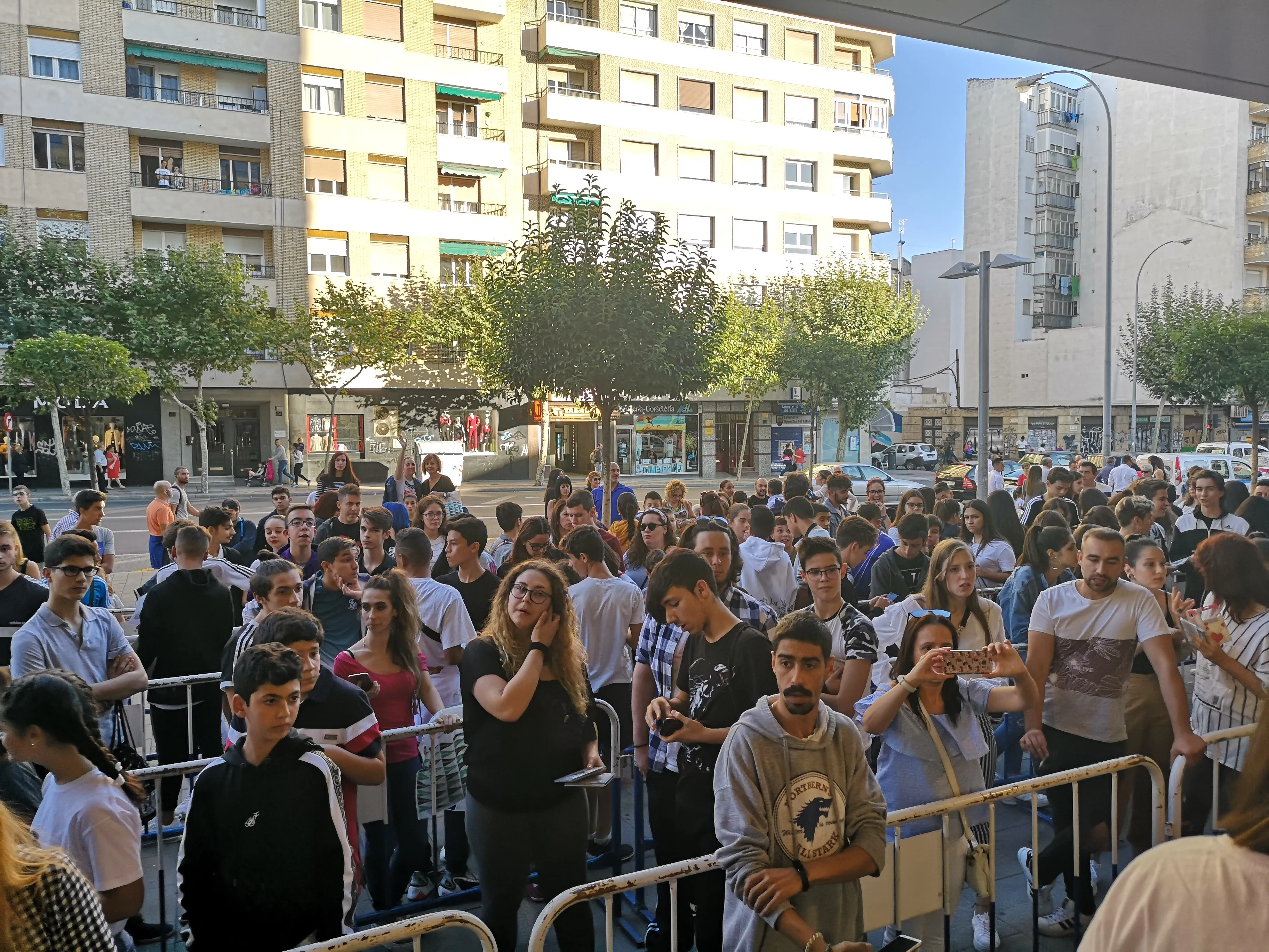 Foto 8 - Los m&aacute;s j&oacute;venes se rinden a Blake en su firma de discos en El Corte Ingl&eacute;s