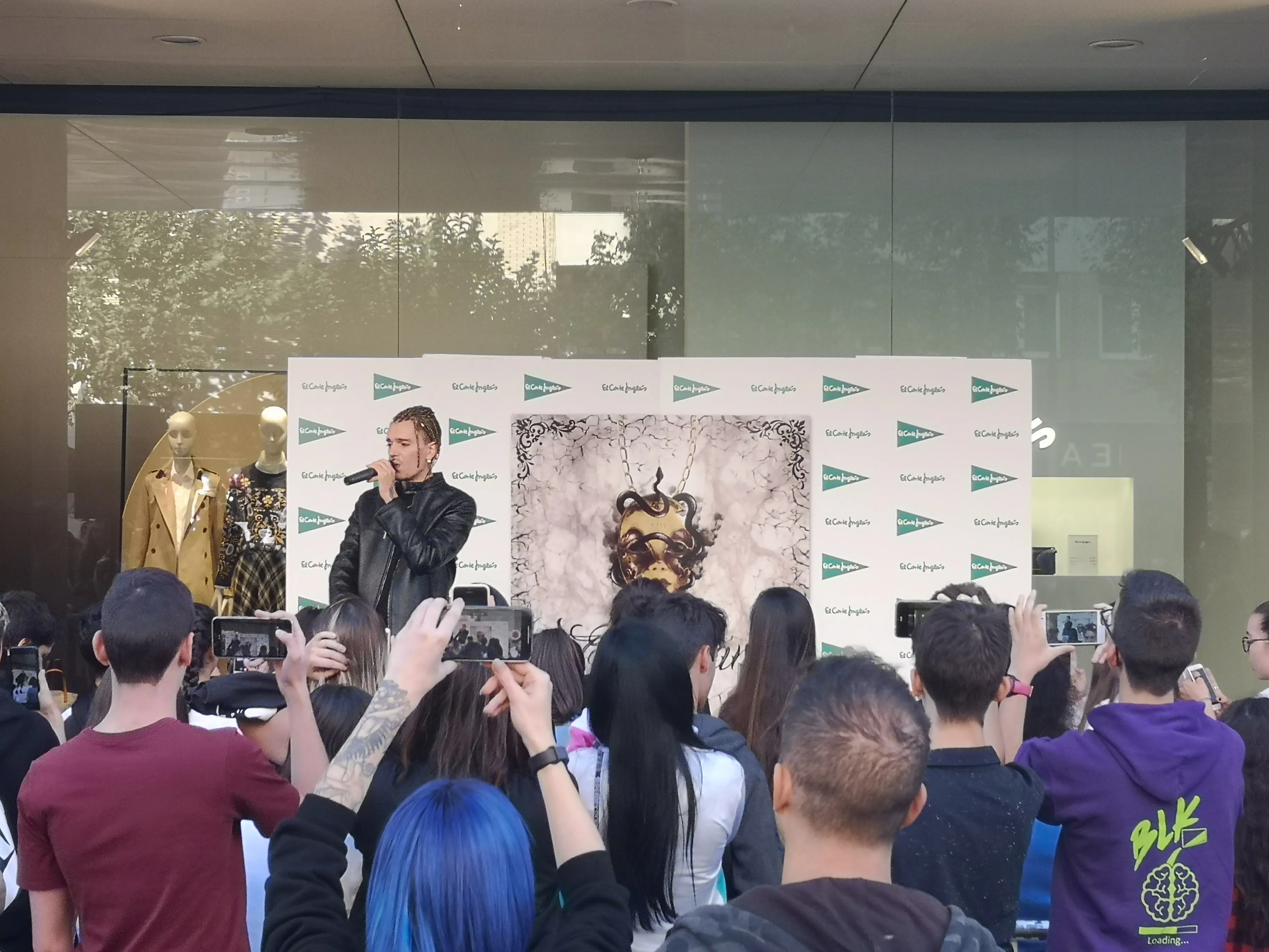 Foto 7 - Los m&aacute;s j&oacute;venes se rinden a Blake en su firma de discos en El Corte Ingl&eacute;s