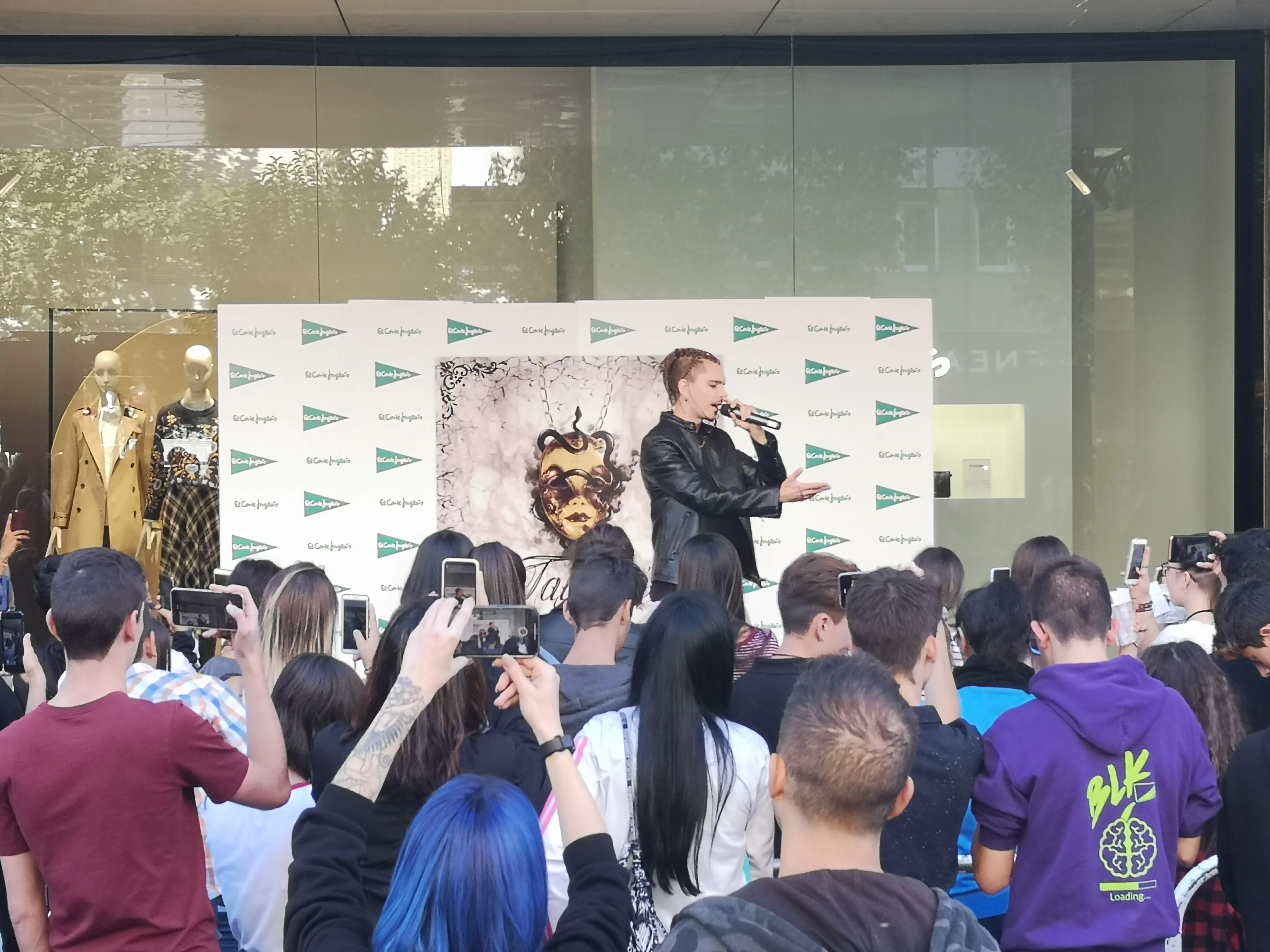Foto 6 - Los m&aacute;s j&oacute;venes se rinden a Blake en su firma de discos en El Corte Ingl&eacute;s