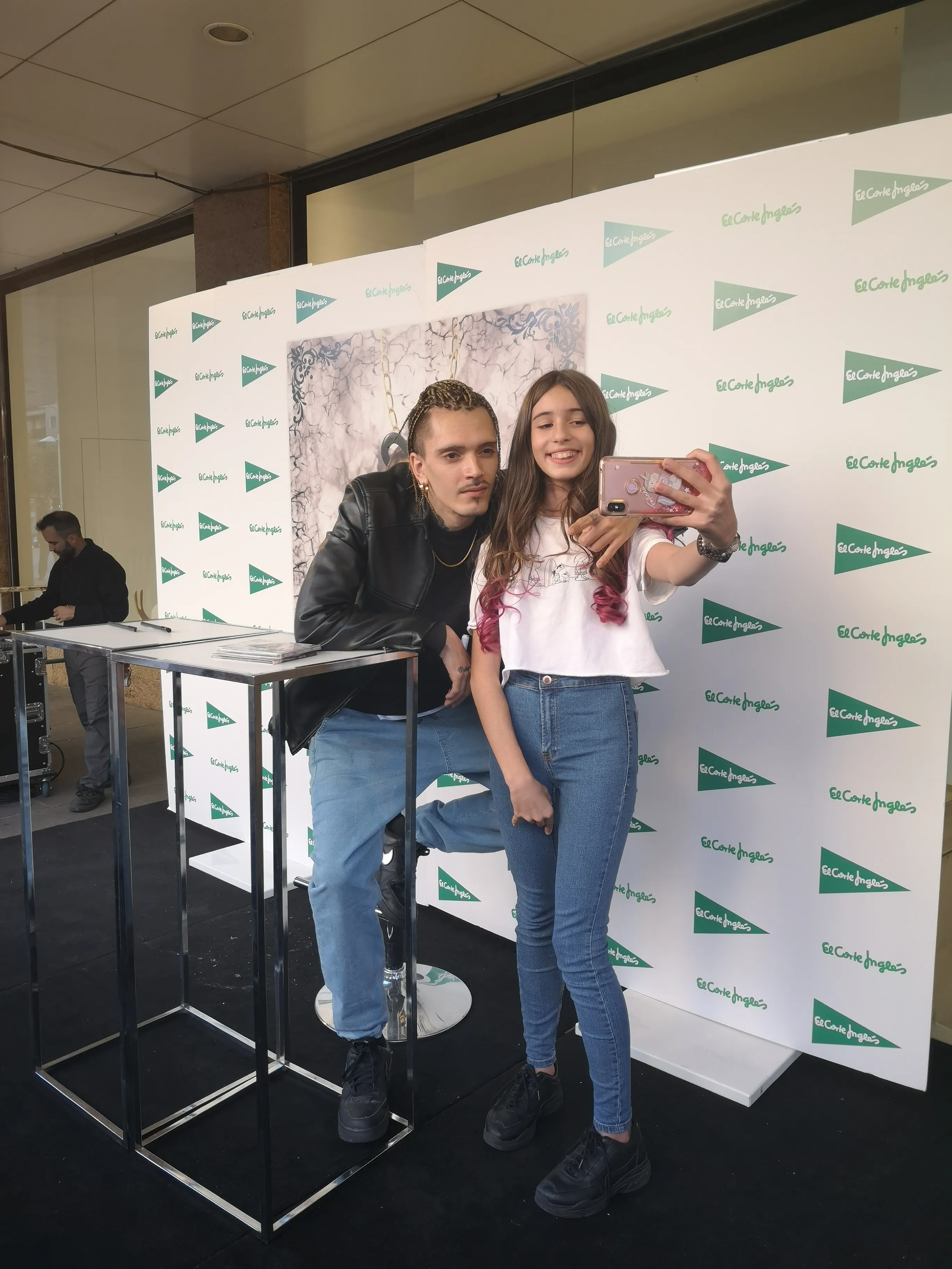 Foto 5 - Los m&aacute;s j&oacute;venes se rinden a Blake en su firma de discos en El Corte Ingl&eacute;s