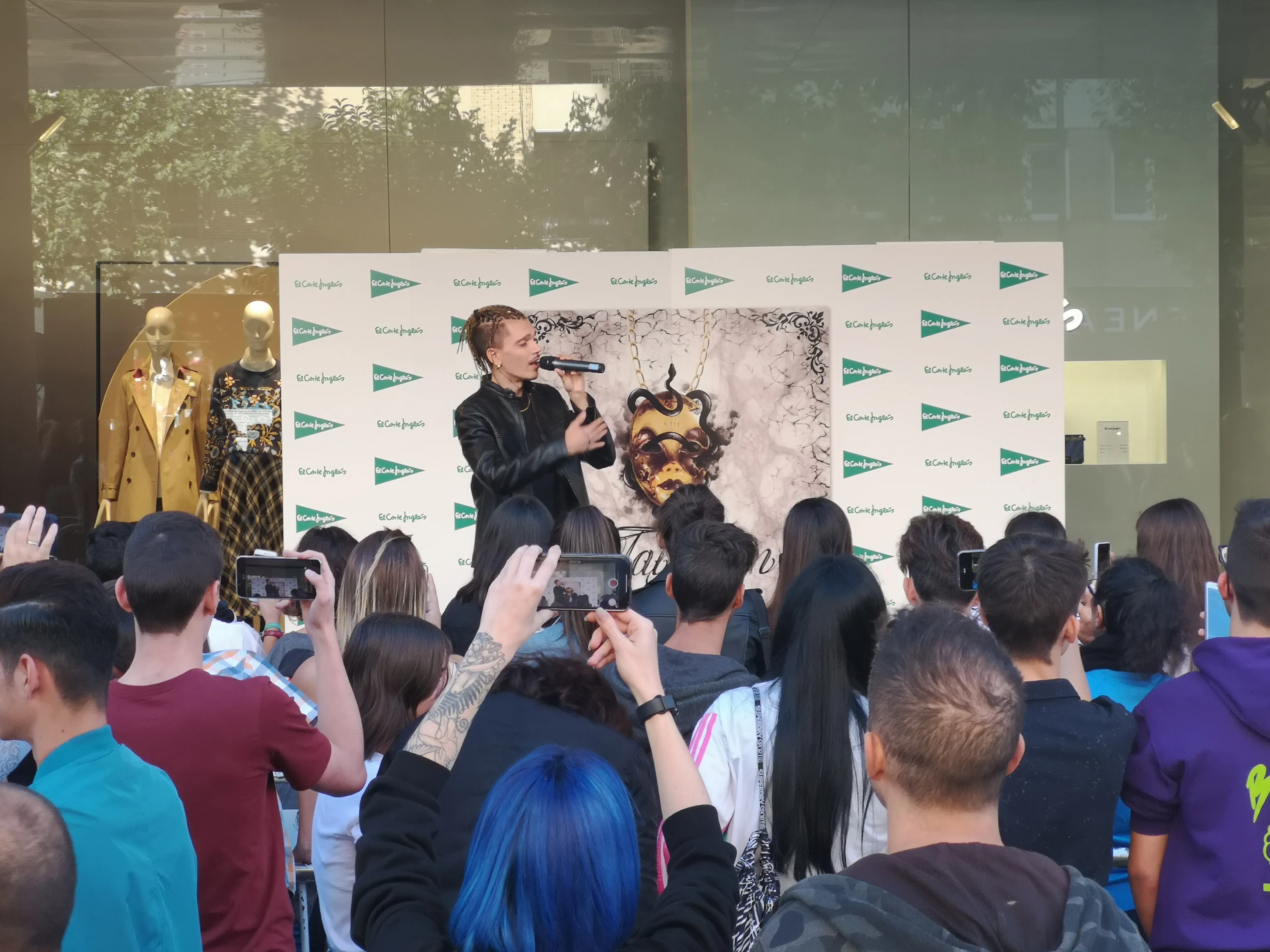 Foto 4 - Los m&aacute;s j&oacute;venes se rinden a Blake en su firma de discos en El Corte Ingl&eacute;s