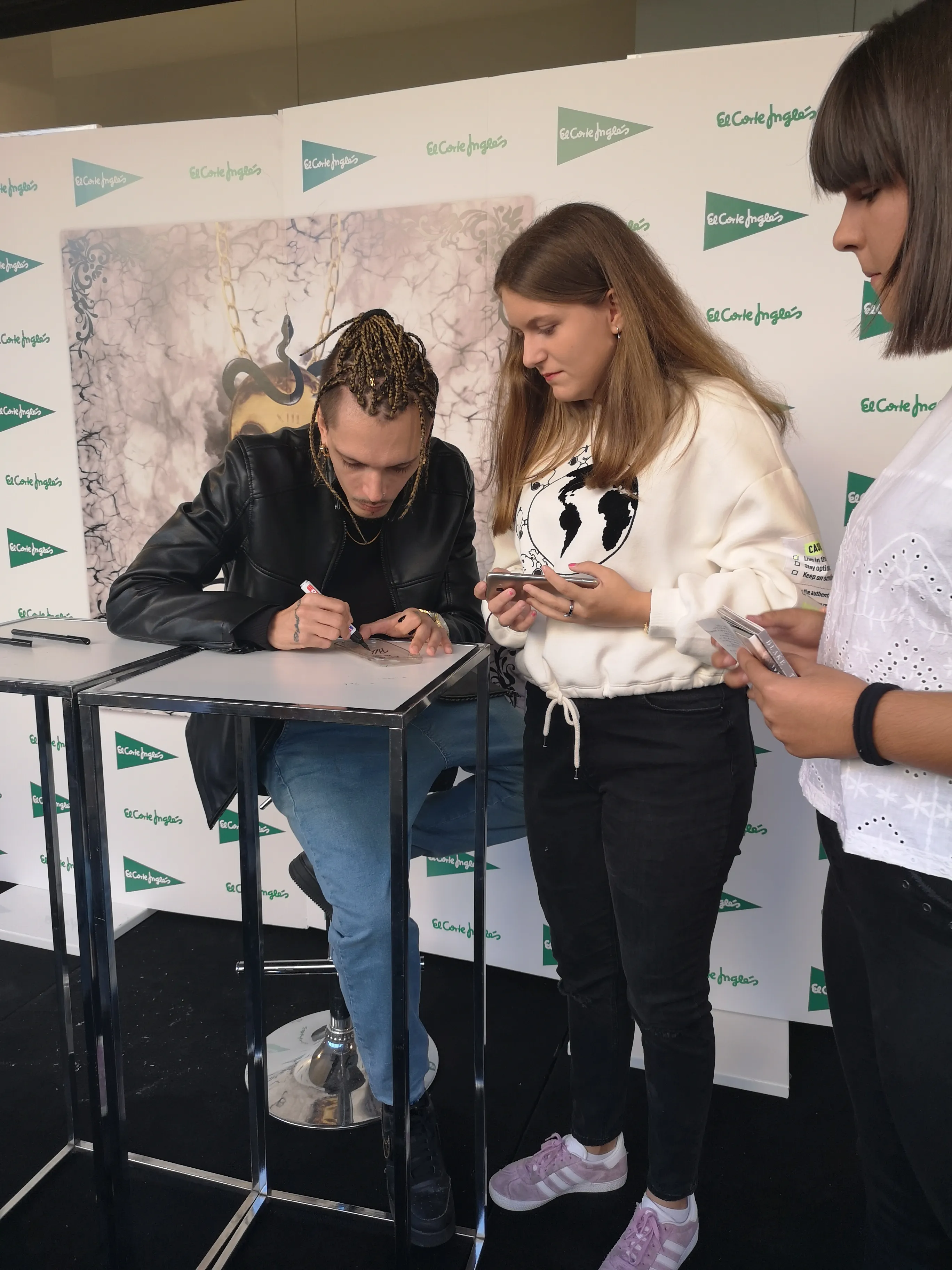 Foto 3 - Los m&aacute;s j&oacute;venes se rinden a Blake en su firma de discos en El Corte Ingl&eacute;s