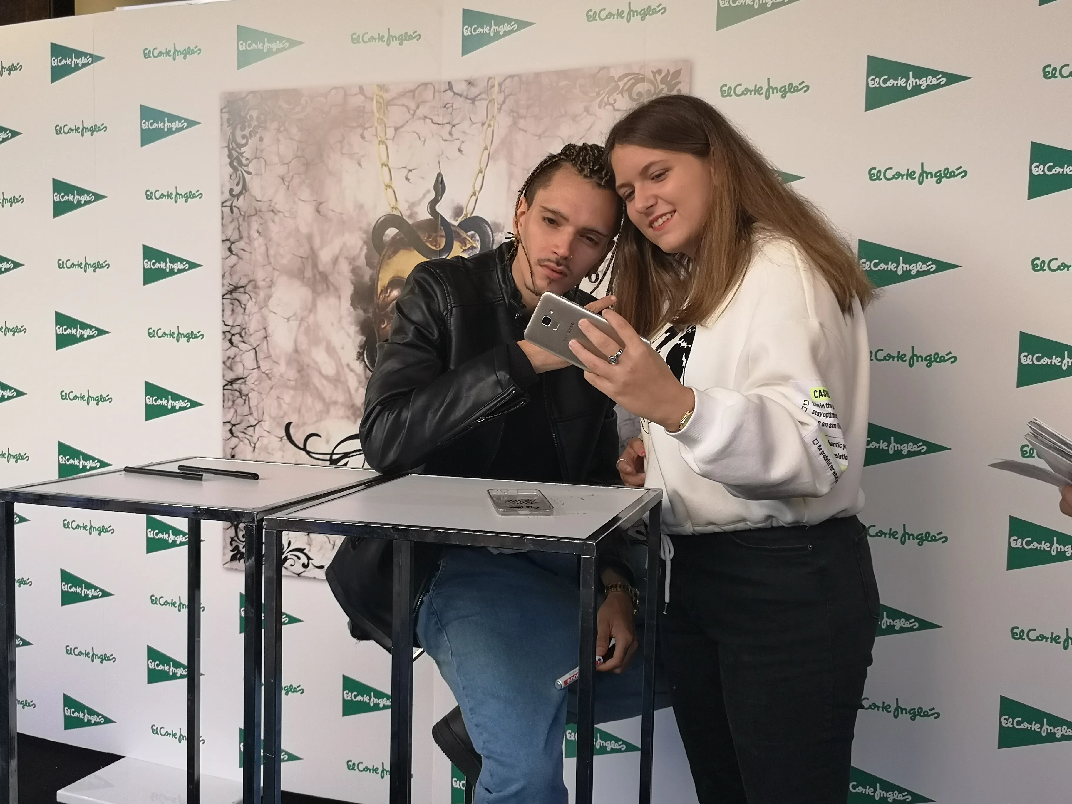 Foto 2 - Los m&aacute;s j&oacute;venes se rinden a Blake en su firma de discos en El Corte Ingl&eacute;s