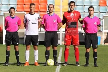 Los capitanes posan antes del partido