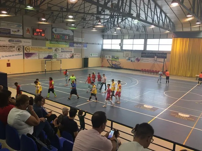 Los jugadores de ambos equipos se marchan a vestuarios / CD Salamanca FS Unionistas