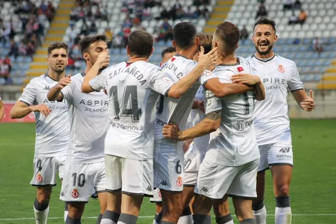 Foto 6 - El Guijuelo sufre todo el potencial de la Cultural Leonesa (3-1)&nbsp;