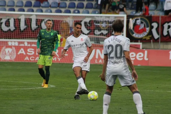 Foto 5 - El Guijuelo sufre todo el potencial de la Cultural Leonesa (3-1)&nbsp;