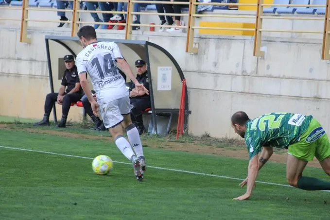 Foto 4 - El Guijuelo sufre todo el potencial de la Cultural Leonesa (3-1)&nbsp;