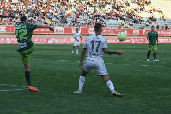 Foto 3 - El Guijuelo sufre todo el potencial de la Cultural Leonesa (3-1)&nbsp;