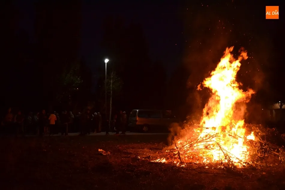 Una hoguera y fuegos artificiales, novedades en el inicio de la celebración callejera de la Virgen ...