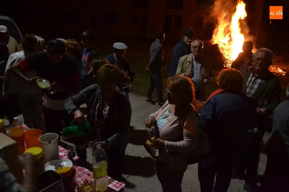 Foto 4 - Una hoguera y fuegos artificiales, novedades en el inicio de la celebraci&oacute;n callejera de la Virgen ...