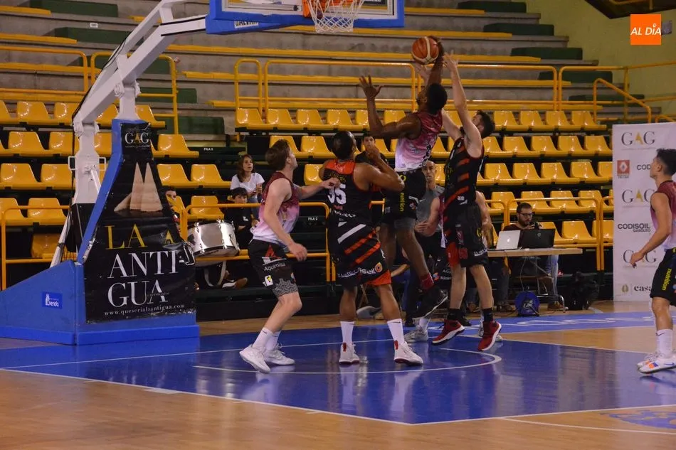 Foto 10 - El Aquimisa Carbajosa se impone en el derbi al CB Tormes (63-74)