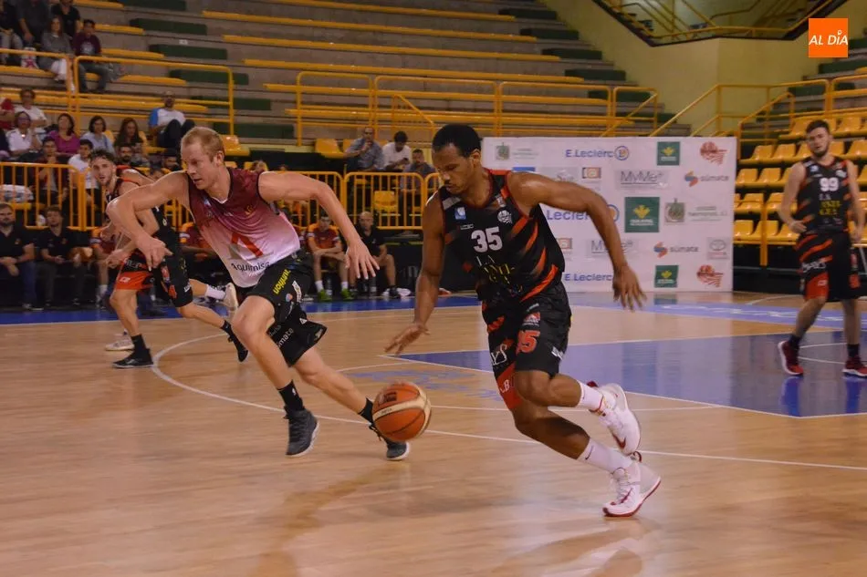 Foto 7 - El Aquimisa Carbajosa se impone en el derbi al CB Tormes (63-74)