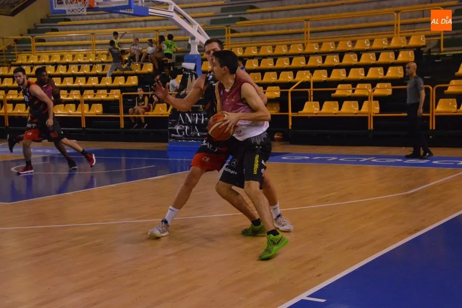 Foto 6 - El Aquimisa Carbajosa se impone en el derbi al CB Tormes (63-74)