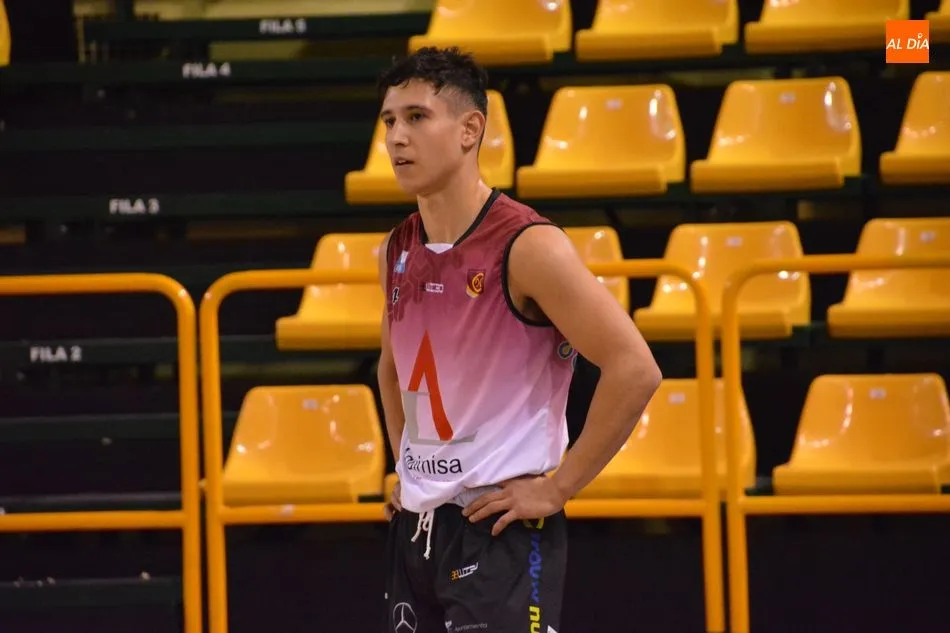 Foto 5 - El Aquimisa Carbajosa se impone en el derbi al CB Tormes (63-74)