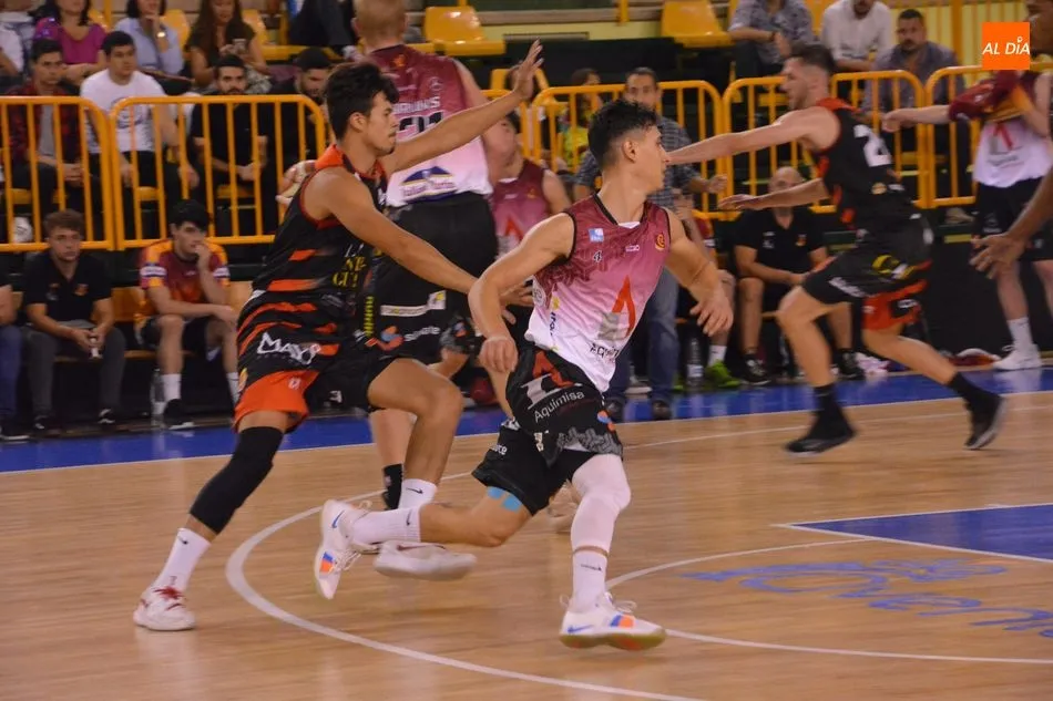 Foto 2 - El Aquimisa Carbajosa se impone en el derbi al CB Tormes (63-74)