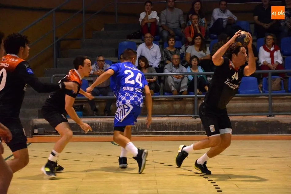Foto 11 - El BM Salamanca sigue invicto, pero se le escapa la victoria en el &uacute;ltimo minuto ante el Toscaf...