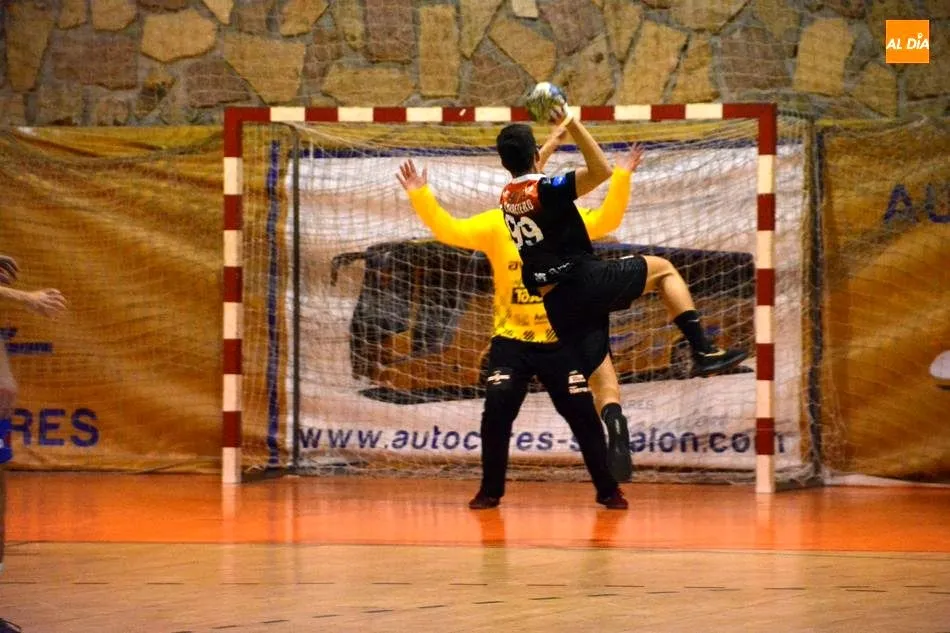 Foto 9 - El BM Salamanca sigue invicto, pero se le escapa la victoria en el &uacute;ltimo minuto ante el Toscaf...