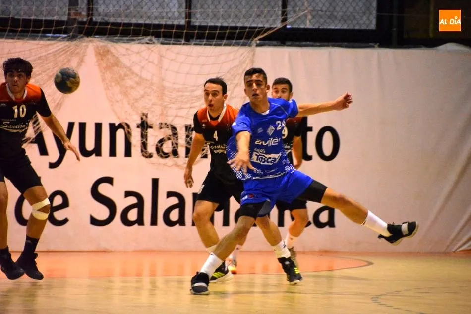 Foto 8 - El BM Salamanca sigue invicto, pero se le escapa la victoria en el &uacute;ltimo minuto ante el Toscaf...