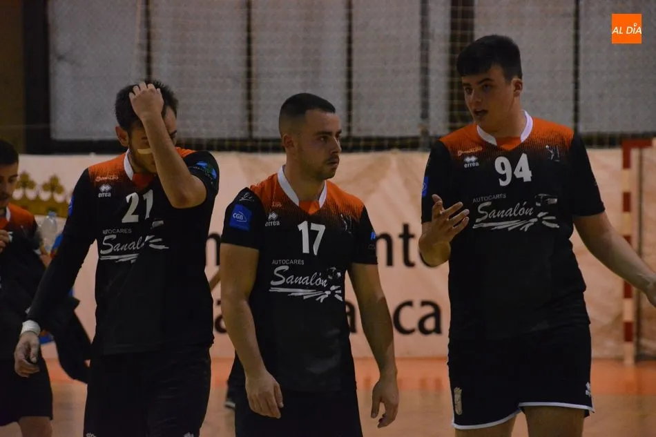 Foto 4 - El BM Salamanca sigue invicto, pero se le escapa la victoria en el &uacute;ltimo minuto ante el Toscaf...