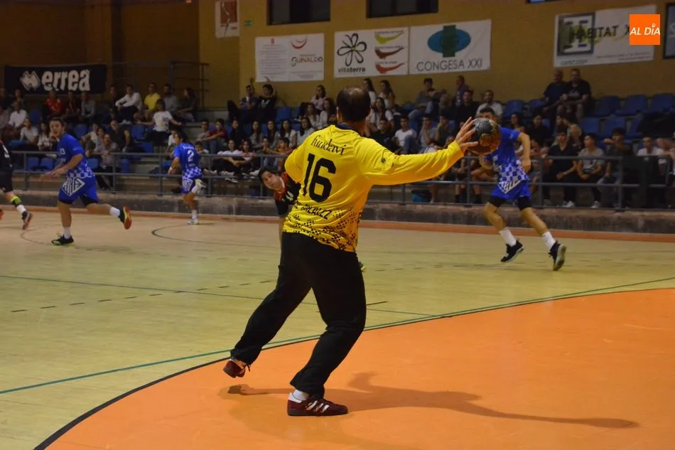 Foto 5 - El BM Salamanca sigue invicto, pero se le escapa la victoria en el &uacute;ltimo minuto ante el Toscaf...