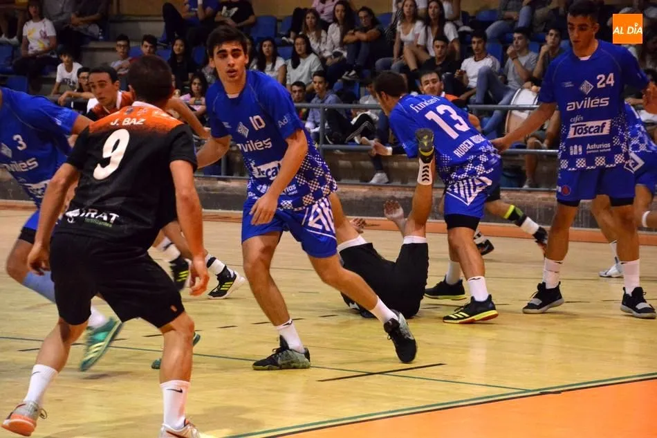 Foto 6 - El BM Salamanca sigue invicto, pero se le escapa la victoria en el &uacute;ltimo minuto ante el Toscaf...