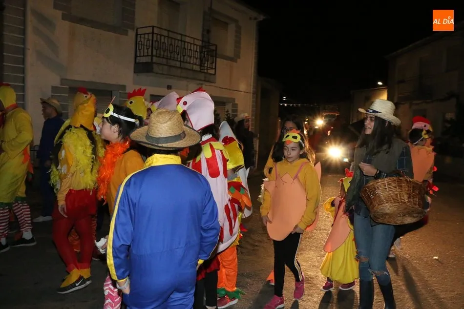 Foto 11 - Divertido desfile de carrozas en Valderrodrigo hasta con siete representaciones  