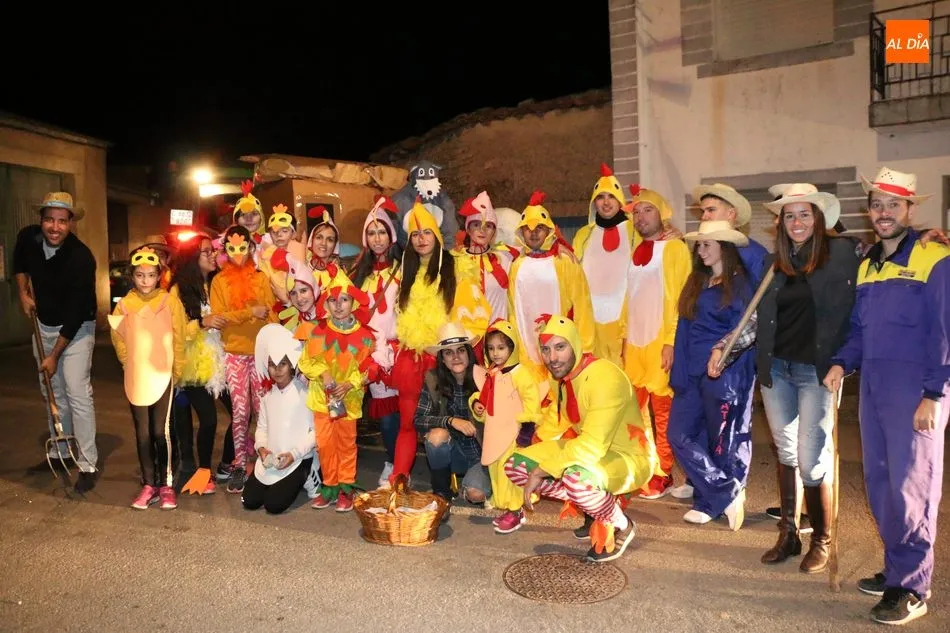 Foto 10 - Divertido desfile de carrozas en Valderrodrigo hasta con siete representaciones  