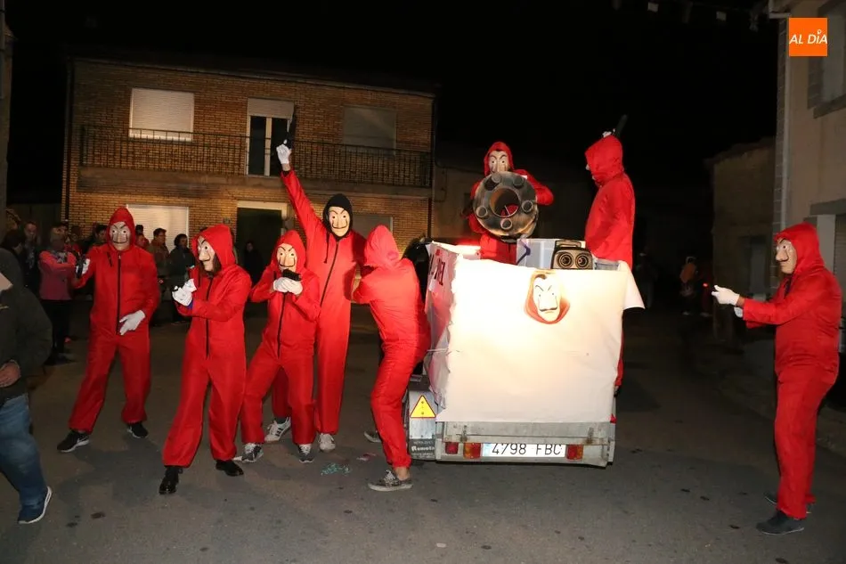 Foto 8 - Divertido desfile de carrozas en Valderrodrigo hasta con siete representaciones  