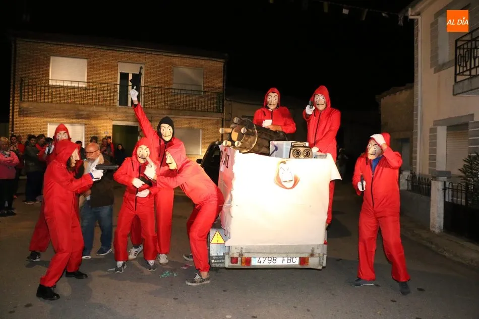 Foto 7 - Divertido desfile de carrozas en Valderrodrigo hasta con siete representaciones  
