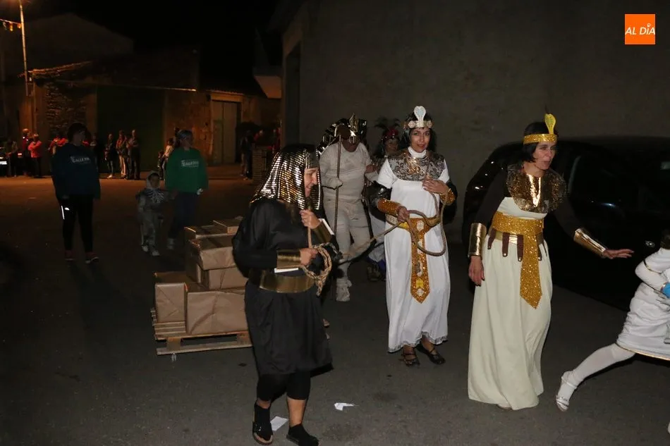 Foto 6 - Divertido desfile de carrozas en Valderrodrigo hasta con siete representaciones  
