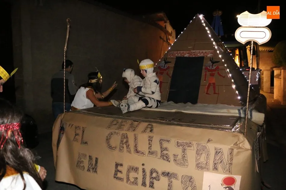 Foto 5 - Divertido desfile de carrozas en Valderrodrigo hasta con siete representaciones  
