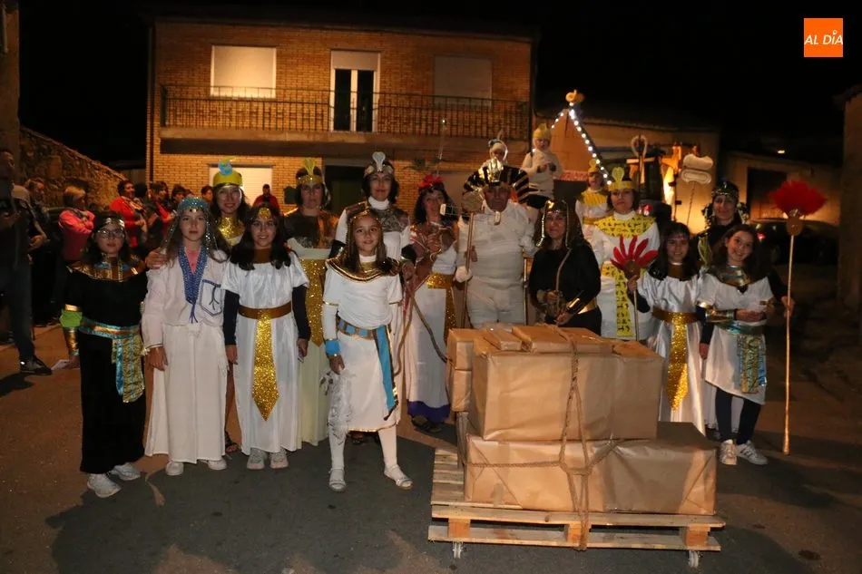 Foto 4 - Divertido desfile de carrozas en Valderrodrigo hasta con siete representaciones  