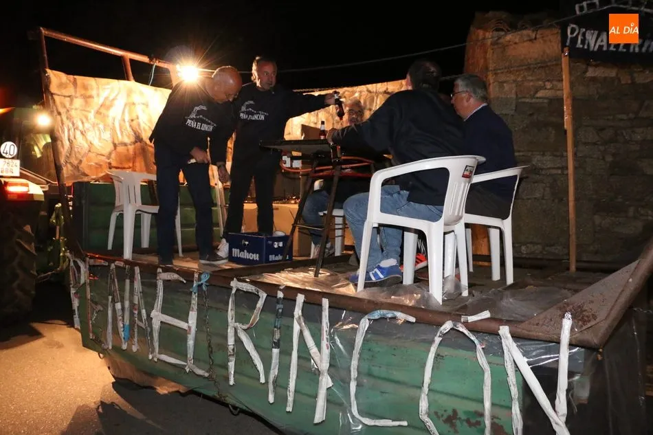 Divertido desfile de carrozas en Valderrodrigo hasta con siete representaciones  