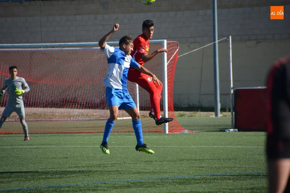 Foto 11 - El Santa Marta no aprovecha jugar contra 10 y cae con el Aravaca (0-1)