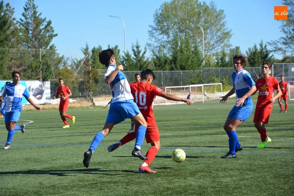 Foto 9 - El Santa Marta no aprovecha jugar contra 10 y cae con el Aravaca (0-1)
