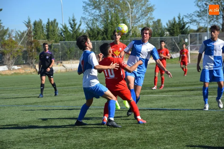 Foto 8 - El Santa Marta no aprovecha jugar contra 10 y cae con el Aravaca (0-1)