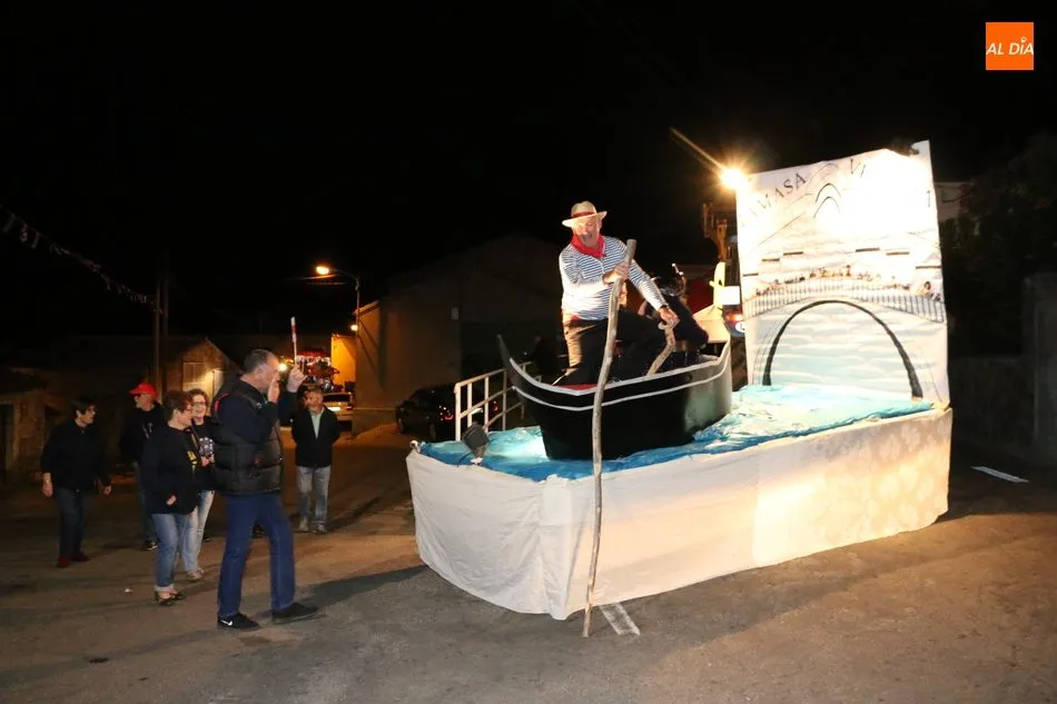 Foto 2 - Cabeza del Caballo se supera en el desfile de carrozas