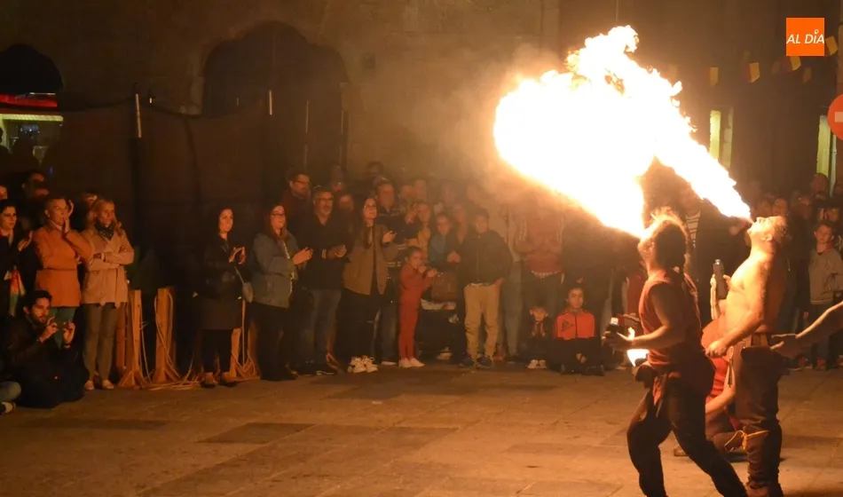 La larga jornada sabatina se cierra en plena Plaza Mayor con una combinación de fuego y música  