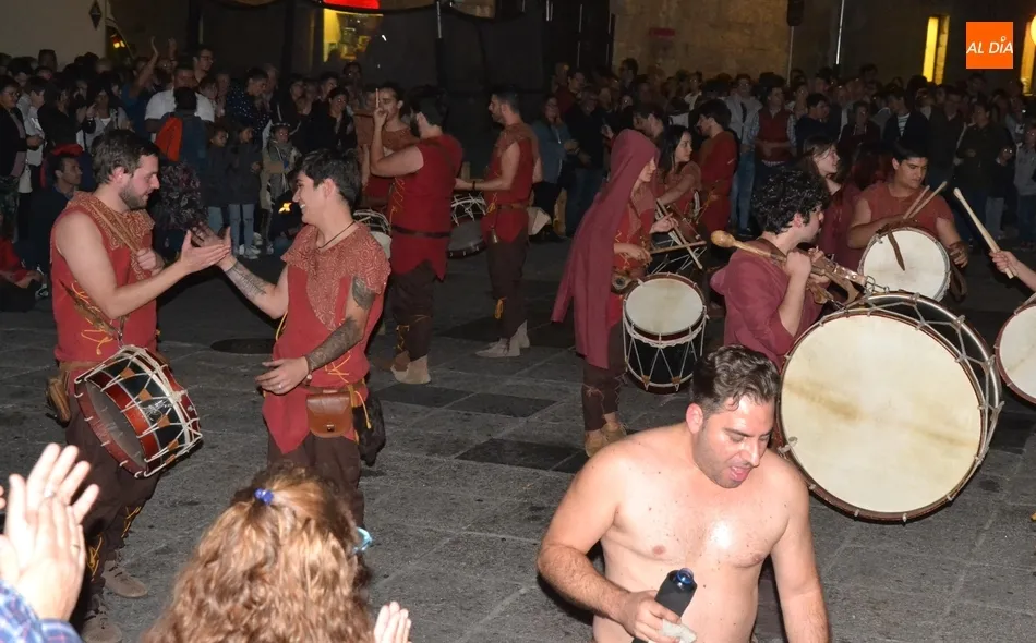 Foto 9 - La larga jornada sabatina se cierra en plena Plaza Mayor con una combinaci&oacute;n de fuego y m&uacute;sica  