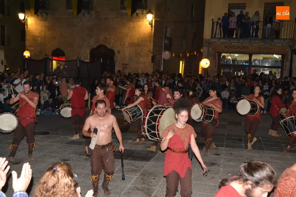 Foto 10 - La larga jornada sabatina se cierra en plena Plaza Mayor con una combinaci&oacute;n de fuego y m&uacute;sica  