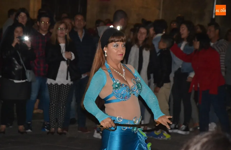 Foto 8 - La larga jornada sabatina se cierra en plena Plaza Mayor con una combinaci&oacute;n de fuego y m&uacute;sica  