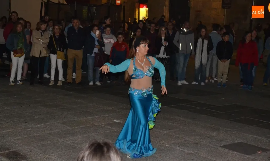 Foto 6 - La larga jornada sabatina se cierra en plena Plaza Mayor con una combinaci&oacute;n de fuego y m&uacute;sica  
