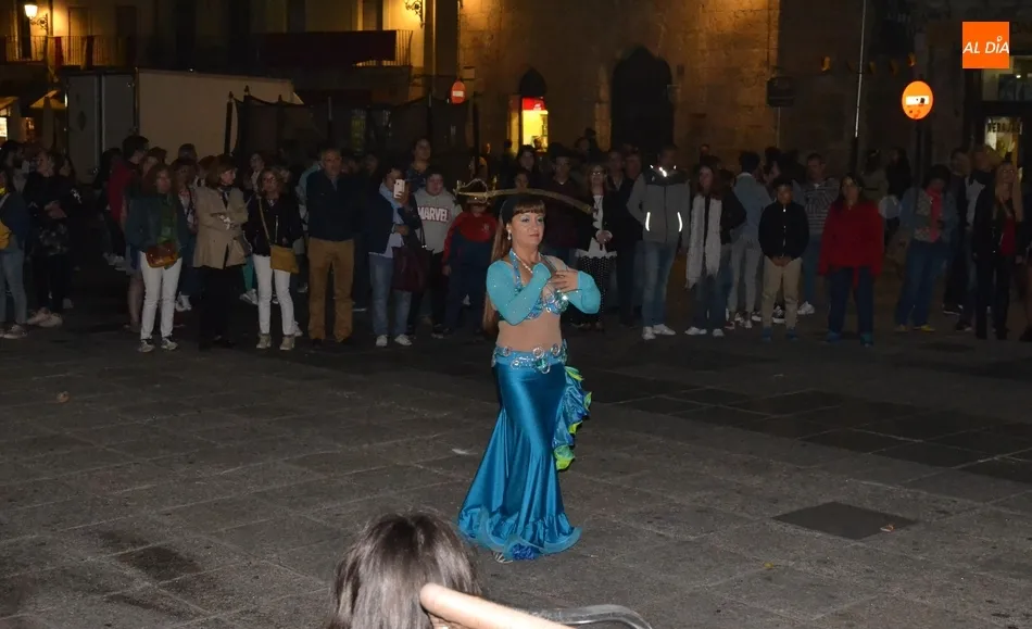 Foto 7 - La larga jornada sabatina se cierra en plena Plaza Mayor con una combinaci&oacute;n de fuego y m&uacute;sica  