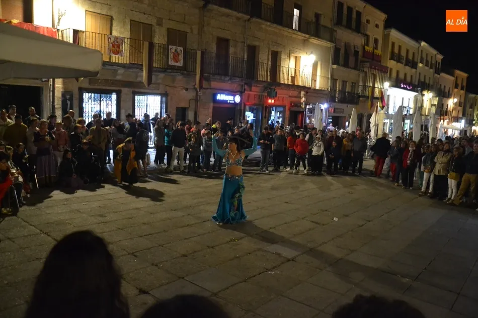 Foto 5 - La larga jornada sabatina se cierra en plena Plaza Mayor con una combinaci&oacute;n de fuego y m&uacute;sica  