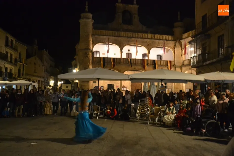Foto 2 - La larga jornada sabatina se cierra en plena Plaza Mayor con una combinaci&oacute;n de fuego y m&uacute;sica  