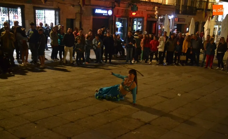 Foto 4 - La larga jornada sabatina se cierra en plena Plaza Mayor con una combinaci&oacute;n de fuego y m&uacute;sica  