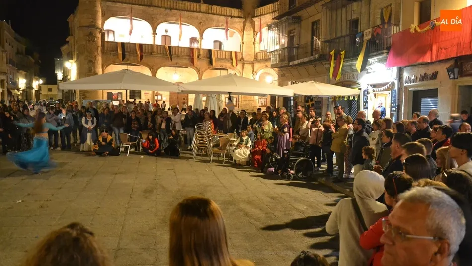 Foto 3 - La larga jornada sabatina se cierra en plena Plaza Mayor con una combinaci&oacute;n de fuego y m&uacute;sica  